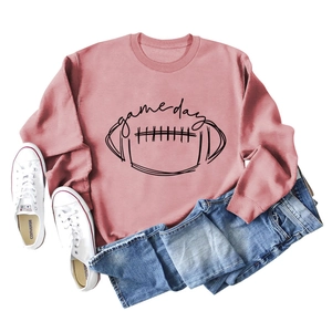 Sweat rose Game Day à manches longues avec imprimé football, jean bleu et baskets