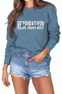Détail de l'imprimé Respiratory Therapist sur le sweat-shirt bleu à col rond
