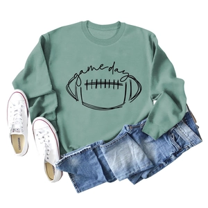 Mise à plat de sweat-shirt vert clair avec texte game day noir et motif football