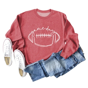 Mise à plat du sweat-shirt bordeaux Game Day avec un jean bleu et des baskets en toile