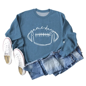 Vue détaillée à plat du sweat bleu Game Day avec motif football et jean en denim