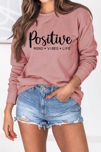 Gros plan du sweat-shirt rose avec slogan Positive Mind Vibes Life imprimé