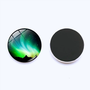 Dettaglio macro della calamita da frigo in vetro aurora boreale con retro magnetico su sfondo bianco