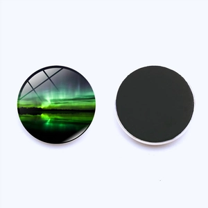 Vista dettagliata del magnete da frigo Aurora Borealis in vetro da 25mm con magnete