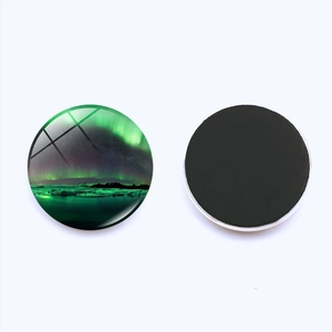 Calamita da frigo tonda in vetro da 25mm con paesaggio aurora e base magnetica nera