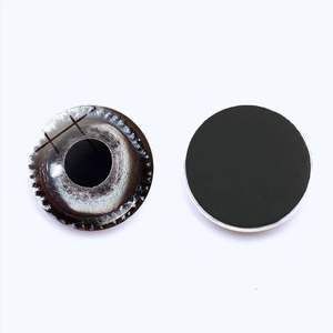 Gedetailleerd zicht van de realistische dierenoog glazen cabochon met magneet