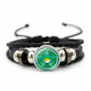 Détail du cabochon en verre pentagramme sur bracelet en cuir tressé multicouche