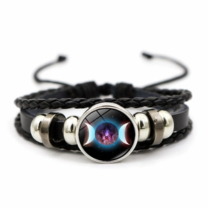 Détail macro du dôme en verre Triple Lune et pentagramme sur bracelet en cuir