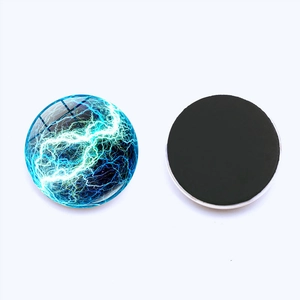 Détail macro d'un aimant de frigo rond en verre de 30 mm avec motif nébuleuse électrique