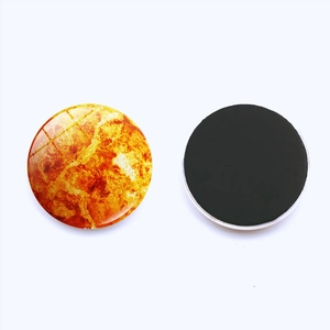 Vue détaillée de l'aimant rond en verre avec motif de nébuleuse et base magnétique noire