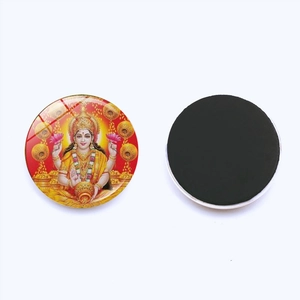 Détail d'un aimant de réfrigérateur rond déesse hindoue Lakshmi avec surface en verre et aimant