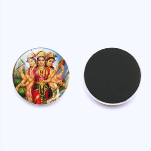 Vue détaillée avant et arrière de l'aimant de frigo 25mm avec la déesse hindoue Lakshmi