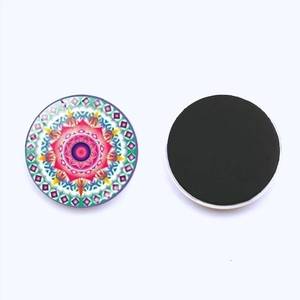 Detalle frontal y posterior de imanes de vidrio mandala de 25mm con base magnética negra
