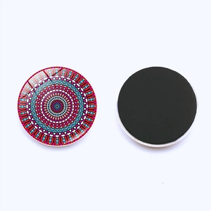 Detalle del imán de nevera Mandala de vidrio 25mm con patrón floral y reverso magnético