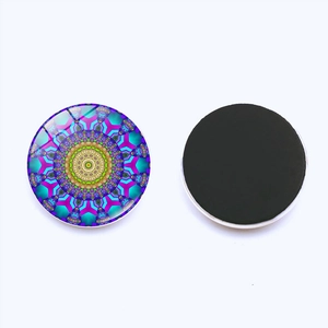 Detalle de imanes de nevera de cristal mandala 25mm con patrones coloridos e imán posterior