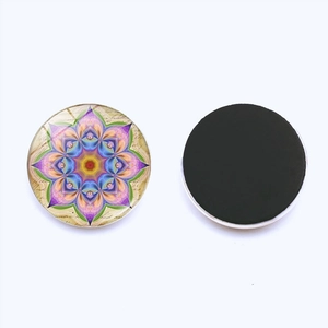 Detalle de imán de cristal mandala 25mm que muestra el frente colorido y el reverso imantado