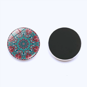 Vista macro de imanes de nevera de mandala de 25mm con patrones geométricos vibrantes