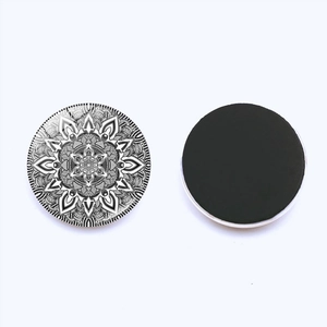 Vista frontal y trasera de imán de cristal de mandala de 25 mm con base magnética negra