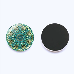 Detalle del imán de nevera mandala de 25mm con diseño floral y la parte trasera magnética