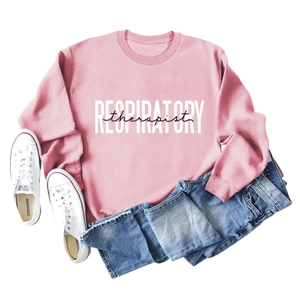 Détail du sweat rose avec imprimé Respiratory Therapist sur textile en maille doux