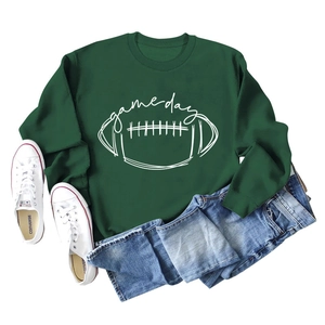 Détail d'un sweat vert foncé imprimé Game Day présenté à plat avec un jean décontracté