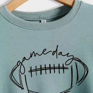Sweat-shirt vert sauge Game Day avec motif de football, col rond et texture en coton doux