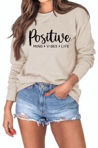 Détail du sweat-shirt beige à col rond avec texte Positive Mind Vibes Life imprimé
