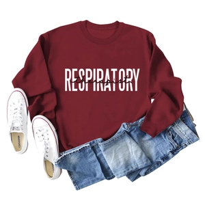 Détail du sweat-shirt bordeaux Respiratory Therapist avec jean et chaussures de sport