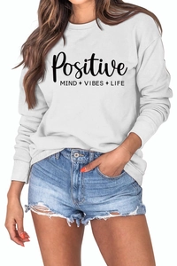 Détail du sweat-shirt blanc en coton avec inscription noire Positive Mind Vibes Life