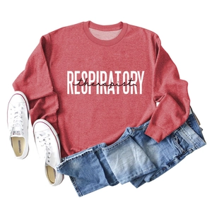 Mise à plat d'un sweat à manches longues rouge avec motif Respiratory Therapist et jean bleu