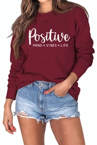 Détail de l'imprimé Positive Mind Vibes Life sur le sweat à col rond bordeaux