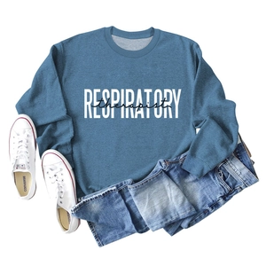 Mise à plat du sweat bleu inhalothérapeute avec jean en denim et baskets blanches
