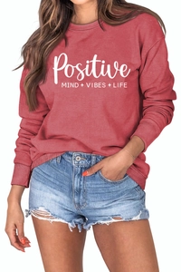 Détail du sweat-shirt bordeaux avec inscription blanche Positive Mind Vibes Life élégante