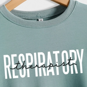 Sweatshirt bleu poudré Respiratory Therapist avec col rond et texture en maille