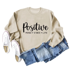 Mise à plat du sweat beige Positive Mind Vibes Life avec un jean et des baskets