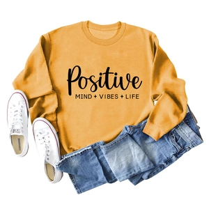 Détail à plat du sweat jaune moutarde avec impression Positive Mind Vibes Life