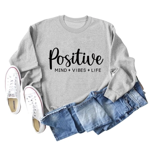 Sweat gris à manches longues avec slogan Positive Mind Vibes Life et tenue en jean