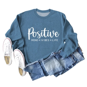 Mise à plat de sweat bleu gris Positive avec jean bleu et baskets blanches en toile