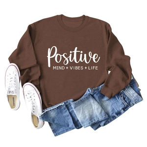 Détail d'un sweat marron avec inscription blanche Positive Mind Vibes Life imprimée