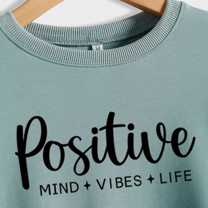 Sweat-shirt bleu poudré à col rond avec impression Positive Mind Vibes Life sur un cintre