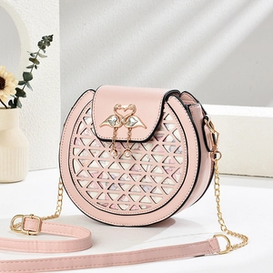 Sac bandoulière rond en cuir PU rose avec motif ajouré et fermoir cœur de cygne
