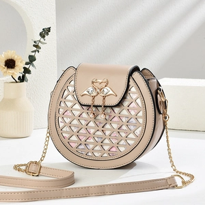 Sac bandoulière rond beige avec fermoir cygne en métal et bandoulière chaîne sur fond blanc