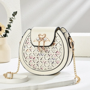 Sac bandoulière rond crème avec découpes géométriques et fermoir cygne doré élégant