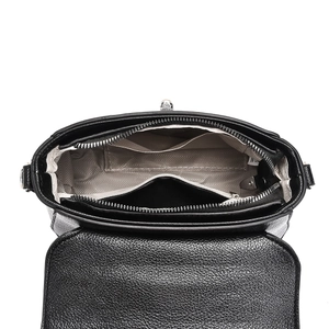 Draufsicht der schwarzen Lederhandtasche mit Innenfächern und silbernem Magnetverschluss