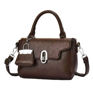 Braune Vintage-Umhängetasche aus genarbtem Leder mit Griff und stilvollem Mini-Anhänger