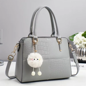Bolso gris estructurado con retazos de relieve de cocodrilo y bandolera