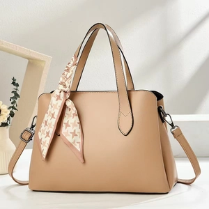 Sac à main beige élégant avec foulard pied-de-poule et bandoulière amovible en décor chic