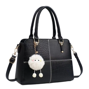 Elegante bolso tote negro con costuras blancas en contraste y colgante de peluche