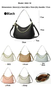 Dettaglio borsa a mezzaluna con dimensioni 26x9x19cm e trama in pelle di lusso