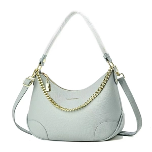 Borsa hobo a mezzaluna in pelle litchi azzurra con catena d'oro e doppia tracolla